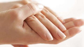 Причины появления белых пятен на ногтях пальцев рук