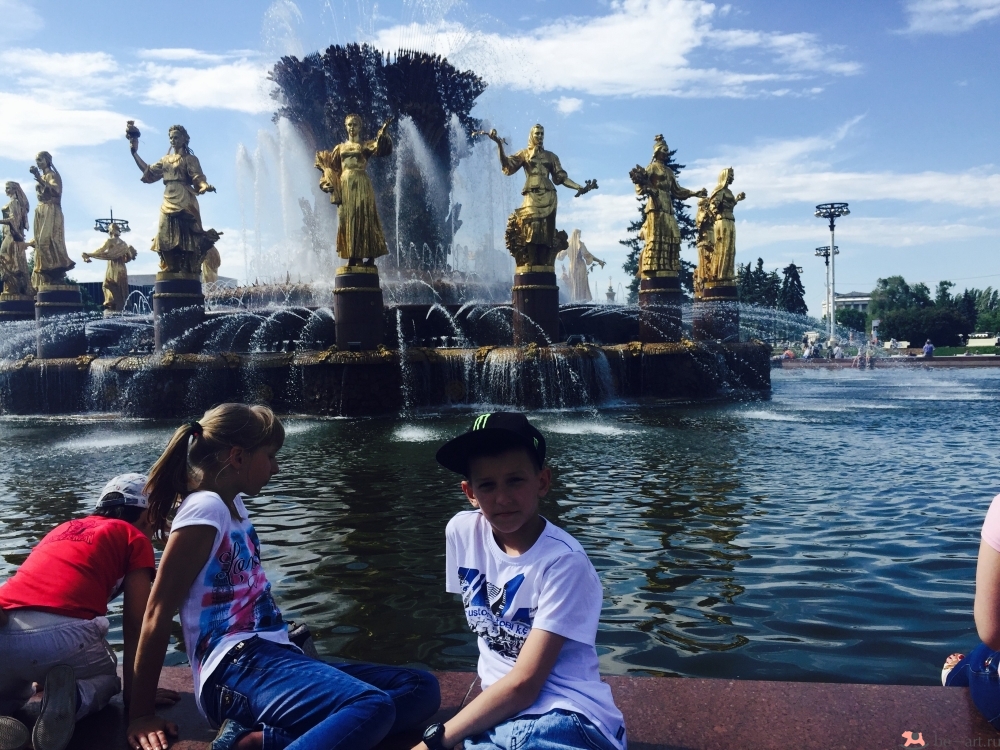 Санкт петербург куда пойти. Популярные экскурсии. Интересные места в Москве для детей. Интересные места в СПБ для детей. Москва популярные места для семьи с детьми.
