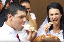 शादी का केक और रोटी