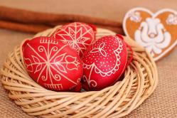 ईस्टर अंडे को सजाना और रंगना: मौलिकता और परंपराएं ईस्टर अंडे को सजाना: स्टैंसिल, वाशी टेप और डिकॉउप