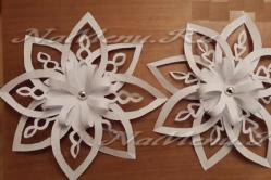 Kuinka tehdä kauniita tilavia paperilumihiutaleita omin käsin