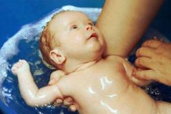 How to bathe a newborn baby for the first time at home?