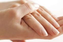 Причины появления белых пятен на ногтях пальцев рук