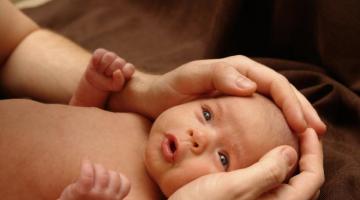 When does a newborn baby begin to hear and see? Do infants see?