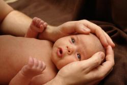 When does a newborn baby begin to hear and see? Do infants see?