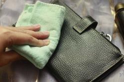 Cara membersihkan dan mengembalikan dompet kulit